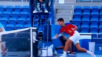 Djokovic lanza la raqueta al suelo en el tercer set.