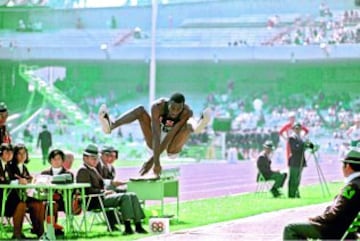 Juegos Olímpicos de México 1968. El mundo entero fue testigo del prodigioso salto de Bob Beamon. El atleta estadounidense mejoró el record de salto de longitud en nada menos que 55 centímetros hasta llegar a los célebres 8,90 metros. Su récord perduraría durante 23 años.