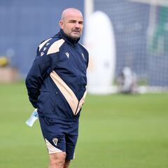 Paco López: “Jamás criticaría la idea de un técnico por muy distinta que sea a la mía”