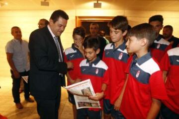 Tomas Roncero con la cantera del Granada.