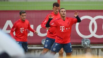 Thiago, con Coutinho y Perisic durante un entrenamiento.