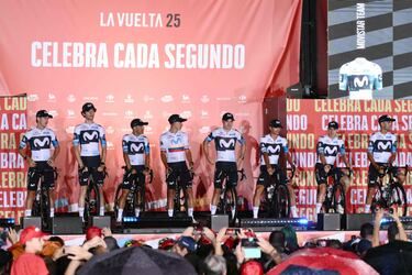 El conjunto del Movistar durante la presentación de La Vuelta.