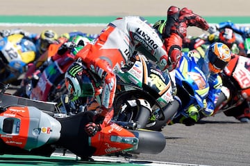 Jorge Lorenzo perdió el control de su moto en la primera curva del Gran Premio Premio de Aragón y abandonó la carrera tras una aparatosa caída.