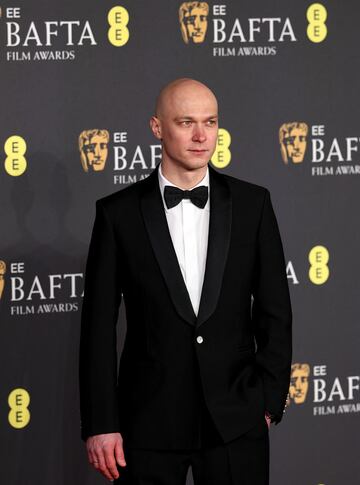 Yura Borisov posa en la alfombra roja de los premios BAFTA 2025 celebrados en el Royal Festival Hall del Southbank Centre de Londres.