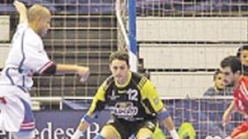 <b>AL ATAQUE. </b>Ciço encara a Juanjo, que hizo un gran encuentro.