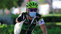 GRAFCVA5102. VALENCIA, 17/05/2020.- Un ciclista hace un gesto de aprobaci&oacute;n hacia la c&aacute;mara en el sexag&eacute;simo tercer d&iacute;a de estado de alarma. EFE/Manuel Bruque