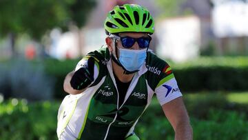 GRAFCVA5102. VALENCIA, 17/05/2020.- Un ciclista hace un gesto de aprobaci&oacute;n hacia la c&aacute;mara en el sexag&eacute;simo tercer d&iacute;a de estado de alarma. EFE/Manuel Bruque