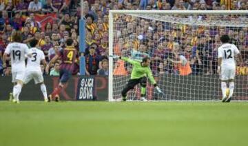 Gol 1-0 de Neymar da Silva Santos durante el partido de Liga correspondiente a la décima jornada de liga entre el Barcelona y el Real Madrid en el Camp Nou.
