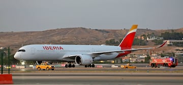 El avión que lleva a las jugadoras de la selección española en el aeropuerto de Barajas.