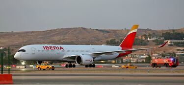 El avión que lleva a las jugadoras de la selección española en el aeropuerto de Barajas.