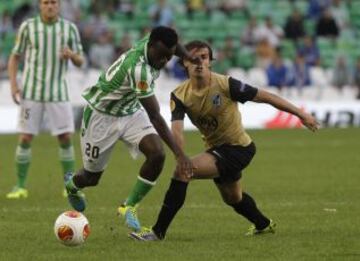 Betis-Vitoria Guimaraes. Nosa con el balón intenta irse de su defensor.