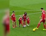 Emotivo gesto de Virgil van Dijk con los hijos de Diogo Jota