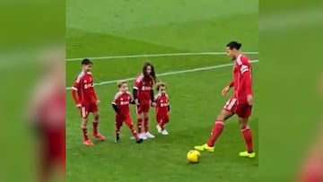 Así fueron las conmovedoras imágenes de los pequeños en la previa del encuentro contra Wolves.