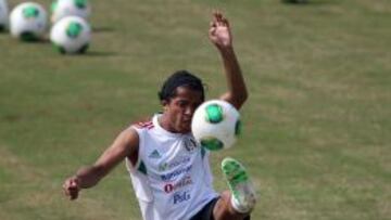 El jugador Gio dos Santos es pretendido por clubes de Primera División.