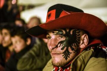 Aficionado durante un partido que disputó Albania y Serbia.