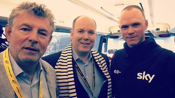 Chris Froome posa con Alberto de M&oacute;naco y el ex pentatleta franc&eacute;s Joel Bouzou en el bus del Sky.