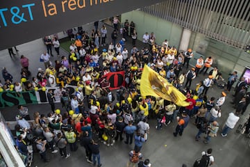 El Aeropuerto Internacional de la Ciudad de México vivió minutos caóticos ante la llegada del guardameta mexicano, ahora elemento de Las Águilas.