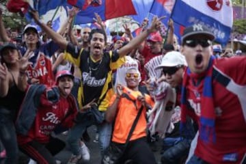 Hinchas del Medellín prendieron la fiesta del fútbol colombiano en los alrededores del Atanasio Girardot.