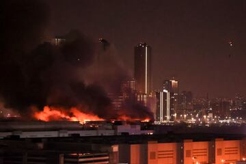 El Crocus City Hall, a las afueras de Moscú, en llamas tras el atentado perpetrado por un grupo de personas vestidas camuflaje y armas de asalto.