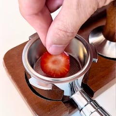 Prueba a hacerse un café con fresa y el resultado se comparte sin parar