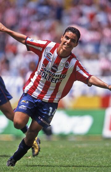 Omar Bravo es el máximo goleador en la historia de las Chivas con más de 150 goles. Ha participado en tres etapas con el Rebaño. Debutó en el 2001, fue campeón en el 2006 y en el Clausura 2007 fue campeón de goleo, primer jugador de Chivas en hacerlo desde ‘Chava’ Reyes en 1961. Tuvo una breve experiencia en el fútbol europeo con el Deportivo La Coruña y actualmente milita en el Phoenix Rising FC.