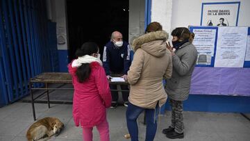 Argentine priest Lorenzo De Vedia (C), known as &quot;Padre Toto&quot; (Father Toto), talks with women at the entrance of the Caacupe Virgin parish church at the Villa 21 shantytown amid the lockdown measures against the spread of the novel coronavirus, COVID-19, in Buenos Aires, Argentina, on July 31, 2020. - The so-called x93shantytown priestsx94, who lead parish churches in shantytowns of the Argentinian capital, not only conduct masses, but also organize, accompany, give solutions. Their roles grew amid the pandemic, which deepened shortages and made them more visible. (Photo by JUAN MABROMATA / AFP)