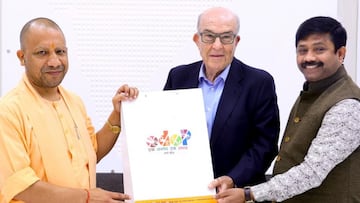 Carmelo Ezpeleta, CEO de Dorna, con autoridades indias durante las conversaciones para albergar un posible gran premio.