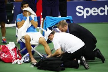 Novak Djokovic atentido durante el partido ante Stan Wawrinka.