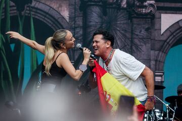 Carlos Vives y Ana Mena durante una actuación en la Puerta del Alcalá