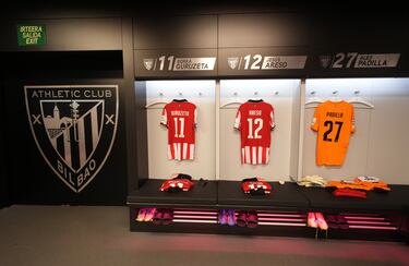 Las camisetas de Gorka Guruzeta, Jesús Areso y Alex Padilla se ven en el vestuario del Athletic Club antes del partido de la primera jornada de la Fase de la UEFA Champions League 2025/26 entre el Athletic Club y el Arsenal FC en el Estadio de San Mamés.