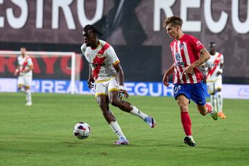 Randy Nteka avanza con el balón controlado junto a Pablo Barrios.