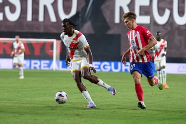 Randy Nteka avanza con el balón controlado junto a Pablo Barrios.