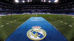 El escudo del Real Madrid sobre el c&eacute;sped del Bernab&eacute;u.