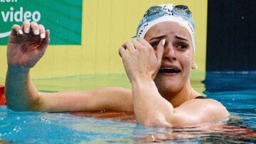 Kaylee McKeown se emociona el ver su récord mundial de los 100 m espalda.