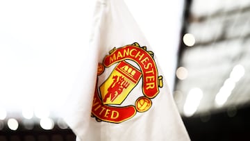 El Manchester United apareció en el año 1878 bajo el nombre de Newton Heath LYR Football Club debido al departamento de carruajes y vagones de la compañía Lancashire and Yorkshire Railway Company. Esta concedió permiso a los trabajadores para fundar un equipo de fútbol, y, Frederick Attock, superintendente de esta empresa, fue nombrado primer presidente del club. Durante la Segunda Guerra Mundial su estadio fue bombardeado. En 1902 nació oficialmente con el nombre de Manchester United, con los colores rojo y blanco en su equipación y con el apodo de The Red Devils. Este sobrenombre empezó a utilizarse en los años 60, justo poco después del accidente aéreo que tuvo el equipo en 1958 en Múnich. El técnico de aquella época, Matt Busby, buscó un apodo para el club y se inspiró en un equipo de Rugby, el Salford, que durante 30 años impresionó a mucha gente en una gira por Francia. La prensa bautizó a este equipo como Les Diables Rouges y el Manchester United adoptó este mote para su equipo. En el escudo del club aparece un barco de vela y la silueta que hay en el medio es un demonio, que se introdujo en el logo del equipo en el 1970, con la finalidad de representar el mote que recibe el Manchester United.