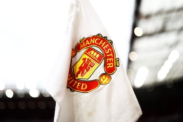El Manchester United apareció en el año 1878 bajo el nombre de Newton Heath LYR Football Club debido al departamento de carruajes y vagones de la compañía Lancashire and Yorkshire Railway Company. Esta concedió permiso a los trabajadores para fundar un equipo de fútbol, y, Frederick Attock, superintendente de esta empresa, fue nombrado primer presidente del club. Durante la Segunda Guerra Mundial su estadio fue bombardeado. En 1902 nació oficialmente con el nombre de Manchester United, con los colores rojo y blanco en su equipación y con el apodo de The Red Devils. Este sobrenombre empezó a utilizarse en los años 60, justo poco después del accidente aéreo que tuvo el equipo en 1958 en Múnich. El técnico de aquella época, Matt Busby, buscó un apodo para el club y se inspiró en un equipo de Rugby, el Salford, que durante 30 años impresionó a mucha gente en una gira por Francia. La prensa bautizó a este equipo como Les Diables Rouges y el Manchester United adoptó este mote para su equipo. En el escudo del club aparece un barco de vela y la silueta que hay en el medio es un demonio, que se introdujo en el logo del equipo en el 1970, con la finalidad de representar el mote que recibe el Manchester United.