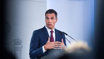 El presidente del Gobierno en funciones, Pedro Sánchez, durante una rueda de prensa en el Palacio de la Moncloa, a 22 de agosto de 2023, en Madrid (España).  Esta rueda de prensa ha tenido lugar después de una reunión con el Rey Felipe en el Palacio de la Zarzuela. Durante la reunión, Sánchez ha pedido al Rey que le proponga como candidato pese a no tener atados los apoyos de cara a una investidura. El monarca inició ayer, 21 de agosto,  su ronda de consultas para designar candidato a la investidura de la Presidencia del país, y por primera vez tiene que elegir entre dos aspirantes que se postulan para asumir el encargo: el candidato del PP, que se reivindica como ganador de los comicios del 23 de julio, y el socialista, que se considera el único capaz de sumar apoyos para superar la votación en el Congreso. En la ronda de contactos, que termina hoy, participan siete formaciones porque otras cuatro han declinado a acudir.
22 AGOSTO 2023;REY;SANCHEXZ;INVESTIDURA;CONSULTAS;RONDA DE CONTACTOS
Gustavo Valiente / Europa Press
22/08/2023