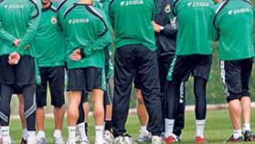 <b>CHARLA. </b>Muñiz dialogó unos minutos al inicio del entrenamiento de ayer en La Albericia con todos los integrantes del primer equipo racinguista.