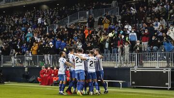 Los jugadores del M&aacute;laga, celebrando el gol del triunfo ante el Tenerife.          