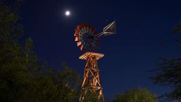 LAS VEGAS, NEVADA - NOVEMBER 19: (L-R) The waxing crescent moon and the planets Saturn and Jupiter are shown above a windmill at Western Trails Park on November 19, 2020 in Las Vegas, Nevada.   Ethan Miller/Getty Images/AFP
 == FOR NEWSPAPERS, INTERNET, T