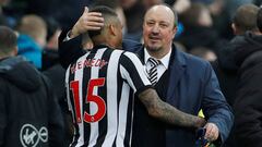 El entrenador del Newcastle, Rafa Ben&iacute;tez, con Kenedy, durante un partido.