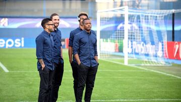 Alves, Higua&iacute;n, Lemina y Evra paseando ayer sobre el c&eacute;sped de Maksimir.