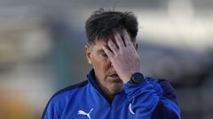 MIRAFLORES, BOLIVIA - OCTOBER 14: Eduardo Berizzo head coach of Paraguay gestures during a match between Bolivia and Paraguay as part of South American Qualifiers for Qatar 2022 at Estadio Hernando Siles on October 14, 2021 in Miraflores, Bolivia. (Photo by Juan Karita - Pool/Getty Images)