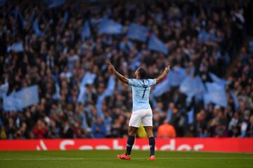 1-0. Raheem Sterling celebró el primer gol.