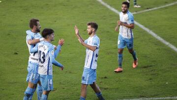 Los jugadores del Málaga, celebrando uno de sus goles al Coruxo.