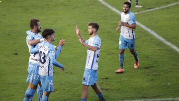 Los jugadores del M&aacute;laga, celebrando uno de sus goles al Coruxo.