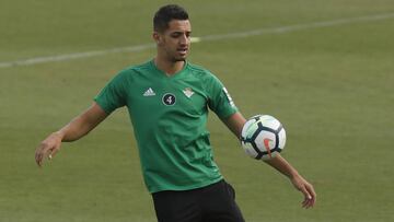 Zouhair Feddal durante un entrenamiento con el Real Betis.