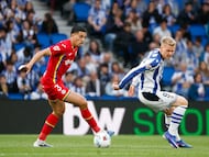 SAN SEBASTIÁN, 22/04/2026.- El defensa marroquí del Getafe Abdelkabir Abqar (i) controla el balón junto al islandés Orri Steinn Óskarsson, de la Real Sociedad, durante el partido de la jornada 33 de LaLiga entre la Real Sociedad y Getafe CF, este miércoles en el estadio de Anoeta en San Sebastián. EFE/Juan Herrero