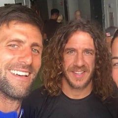 Djokovic se siente "un poquito español" posando junto a Puyol y Muguruza