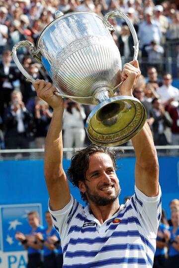 Feliciano López con el Trofeo de campeón. 